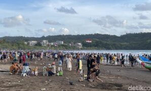 1765710345389-situasi-pantai-pangandaran-jelang-libur-nataru-1765696927371_169