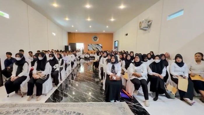 1765731894923-pencari-kerja-mengikuti-seleksi-di-sppg-pangauban-1765703402050_169