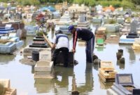 1765731896778-pemakaman-di-indramayu-terendam-banjir-rob-gerhana-bulan-1_169