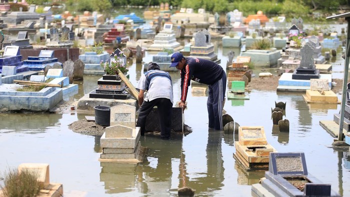 1765731896778-pemakaman-di-indramayu-terendam-banjir-rob-gerhana-bulan-1_169