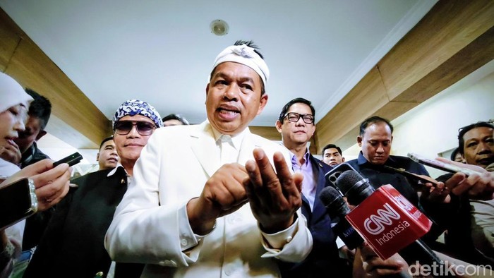 1765775111967-gubernur-jabar-dedi-mulyadi-1763530973997_169