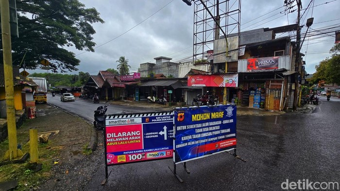 1765775118405-kondisi-jalur-nasional-bagbagan-kiaradua-di-kabupaten-sukabumi-dilaporkan-semakin-parah-1765771015823_169