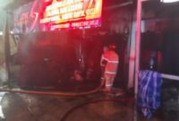 1765775121716-petugas-saat-memadamkan-api-yang-membakar-kios-di-ciamis-1765764404999_169