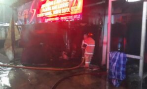 1765775121716-petugas-saat-memadamkan-api-yang-membakar-kios-di-ciamis-1765764404999_169