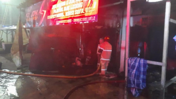 1765775121716-petugas-saat-memadamkan-api-yang-membakar-kios-di-ciamis-1765764404999_169