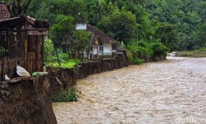 1765796713035-lokasi-erosi-di-kampung-sawah-tengah-kedusunan-kaung-luwuk-desa-cidadap-rumah-rumag-warga-ditinggal-penghuninya-syahdan-alamsy-1765792457198_169