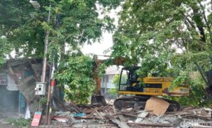 1765796715106-penertiban-bangunan-di-pinggir-sungai-sukalila-kota-cirebon-1765780555722_169