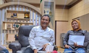 1765796715637-kepala-dinas-ketenagakerjaan-disnaker-kabupaten-bandung-dadang-komara-saat-wawancara-bersama-awak-media-senin-15122025-1765772273377_169