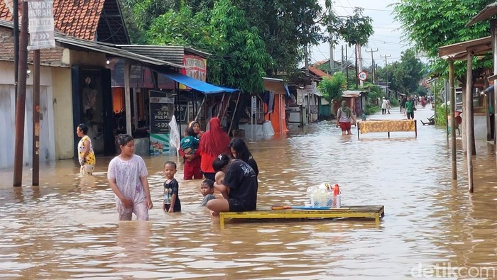 1765796717745-banjir-di-kabupaten-cirebon-1765184257451_169