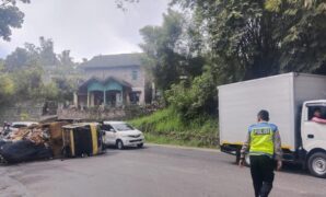 1765796719395-truk-sampah-terguling-di-jalan-bandung-cianjur-1765784221647_169