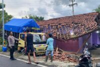 1765796719942-lokasi-truk-tabrak-rumah-warga-di-ciheras-kecamatan-cipatujah-kabupaten-tasikmalaya-1765776664998_169