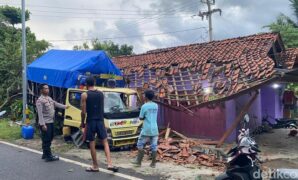 1765796719942-lokasi-truk-tabrak-rumah-warga-di-ciheras-kecamatan-cipatujah-kabupaten-tasikmalaya-1765776664998_169