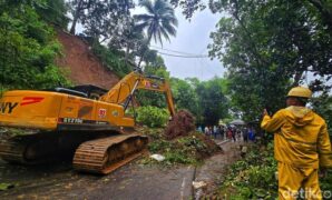 1765796721091-alat-berat-tuntaskan-evakuasi-jalan-bagbagan-kiaradua-sukabumi-kembali-dibuka-1765783279779_169