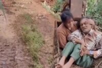 1765796726242-foto-viral-lansia-kbb-diangkut-ekskavator-ke-klinik-1765782706974_169