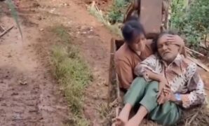 1765796726242-foto-viral-lansia-kbb-diangkut-ekskavator-ke-klinik-1765782706974_169