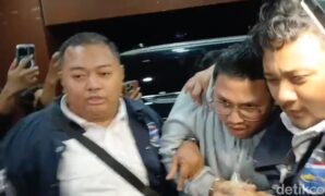 1765818305349-resbob-saat-digiring-ke-polda-jabar-1765817955715_169