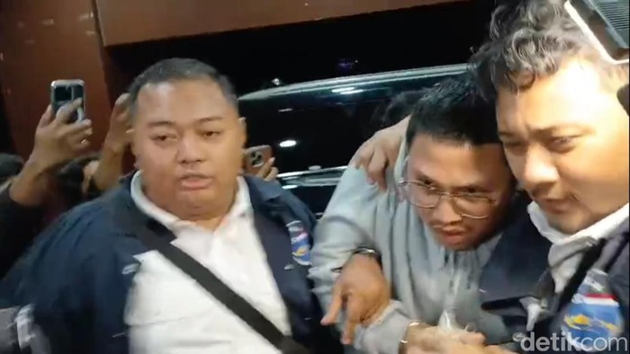 1765818305349-resbob-saat-digiring-ke-polda-jabar-1765817955715_169