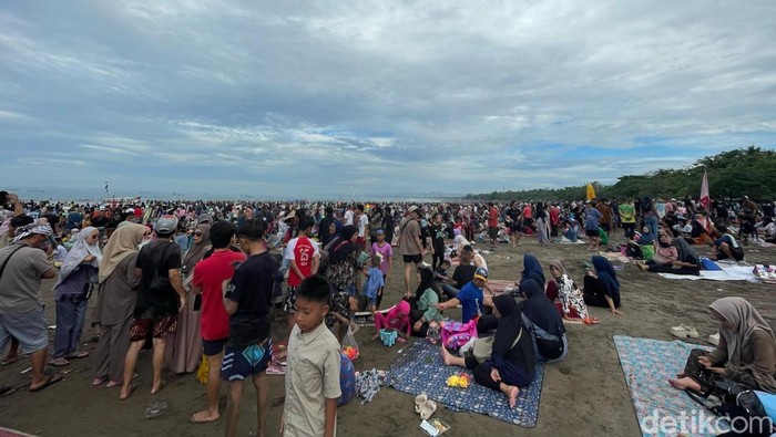 1765818308782-situasi-saat-kunjungan-wisatawan-penuhi-pantai-pangandaran-1763364771216_169