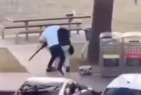 1765818316567-momen-heroik-ahmed-rebut-senjata-pelaku-penembakan-di-australia-1765767219476_169