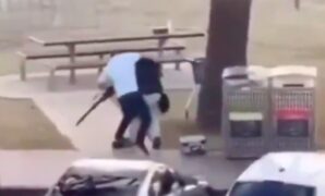 1765818316567-momen-heroik-ahmed-rebut-senjata-pelaku-penembakan-di-australia-1765767219476_169