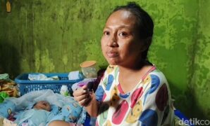 1765818317108-kondisi-megawati-sukarti-bersama-anaknya-di-tengah-banjir-1765787068304_169