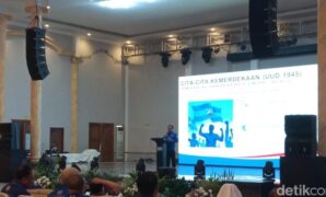 1765818317583-herman-khaeron-saat-menghadiri-konsolidasi-dewan-pimpinan-anak-cabang-dpac-partai-demokrat-se-jawa-barat-di-cirebon-1765805155020_169