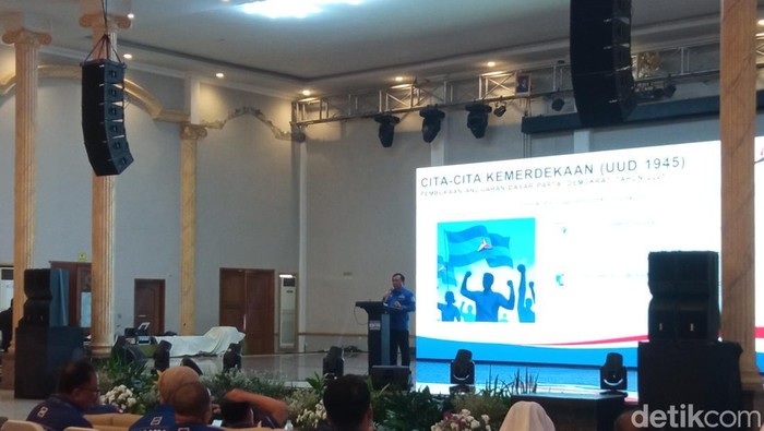 1765818317583-herman-khaeron-saat-menghadiri-konsolidasi-dewan-pimpinan-anak-cabang-dpac-partai-demokrat-se-jawa-barat-di-cirebon-1765805155020_169