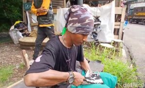 1765818321402-sulaeman-tukang-sol-sepatu-tetap-bekerja-saat-bangunan-di-pinggir-sungai-sukalila-dibongkar-1765785029510_169