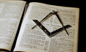 1765839862074-ilustrasi-simbol-freemasonry-1765787704817_169