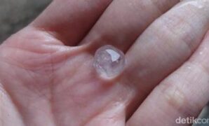 1765883100004-hujan-deras-disertai-angin-terjadi-di-kawasan-ciputat-tangerang-selatan-banten-di-sela-peristiwa-tersebut-terjadi-juga-hujan-e-1_169