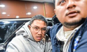 1765883102592-youtuber-muhammad-adimas-diperiksa-polda-jabar-usai-ditangkap-di-semarang-1765854541939_169