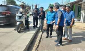 1765883106850-wakil-bupati-cirebon-agus-kurniawan-budiman-saat-melakukan-safari-pembangunan-1765874773990_169