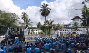 1765883107419-aksi-buruh-jabar-di-gedung-sate-1765874712089_169