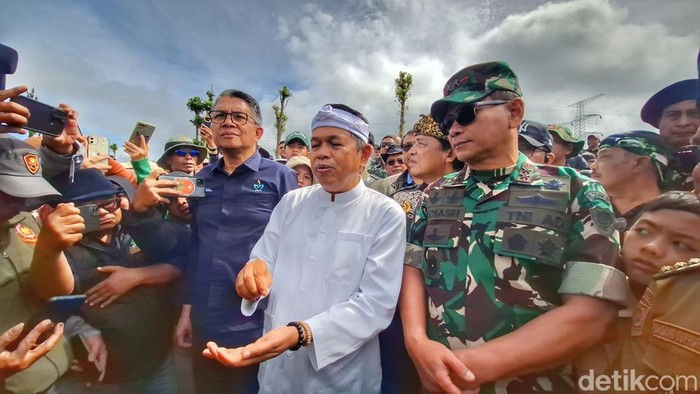 1765883107903-gubernur-jawa-barat-dedi-mulyadi-saat-mengunjungi-perkebunan-teh-malabar-blok-pahlawan-kecamatan-pangalengan-selasa-16122025-1765864521790_169