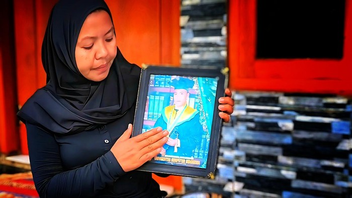 1765883111730-keluarga-memperlihatkan-foto-mendiang-deni-sugiarto-1765870665406_169