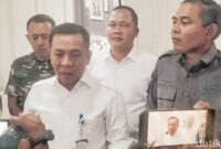 1765883113524-bupati-karawang-aep-syaepuloh-saat-diwawancara-awak-media-1765866412870_169