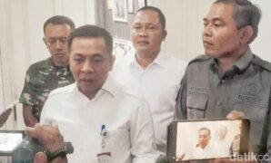 1765883113524-bupati-karawang-aep-syaepuloh-saat-diwawancara-awak-media-1765866412870_169