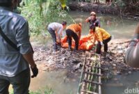 1765883114016-proses-evakuasi-mayat-tampa-identitas-di-sungai-kedungpane-cirebon-1765868561986_169