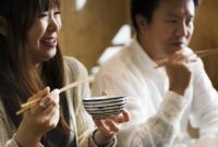 1765904707028-ilustrasi-warga-jepang-makan-1765010468319_169