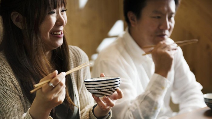 1765904707028-ilustrasi-warga-jepang-makan-1765010468319_169