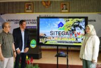 1765904710430-digitalisasi-di-lingkungan-unit-dinsos-jabar-1765890990813_169