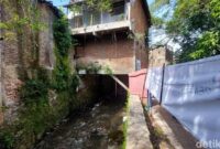 1765904715984-bangunan-liar-yang-berdiri-di-atas-sungai-di-cimahi-1765877849081_169