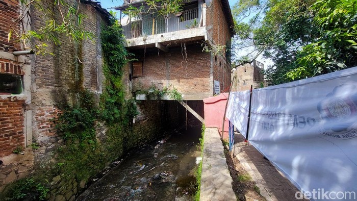 1765904715984-bangunan-liar-yang-berdiri-di-atas-sungai-di-cimahi-1765877849081_169