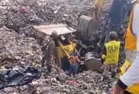 1765904718508-operator-buldoser-tewas-usai-tertimbun-sampah-yang-longsor-di-tpa-galuga-bogor-dok-ist-1754907578551_169