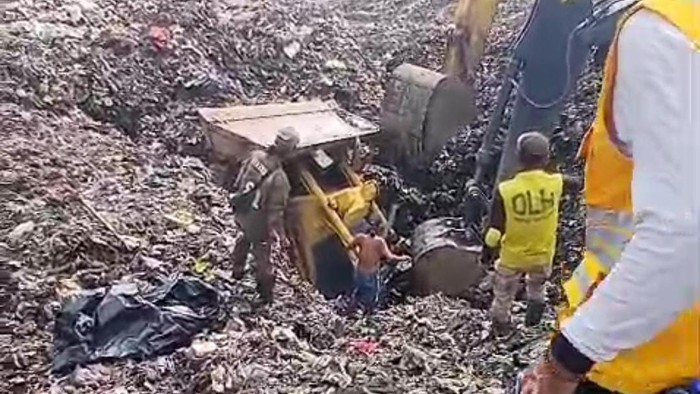 1765904718508-operator-buldoser-tewas-usai-tertimbun-sampah-yang-longsor-di-tpa-galuga-bogor-dok-ist-1754907578551_169