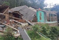 1765904719041-kondisi-rumah-warga-yang-hancur-di-kecamatan-bantargadung-1765877692637_169