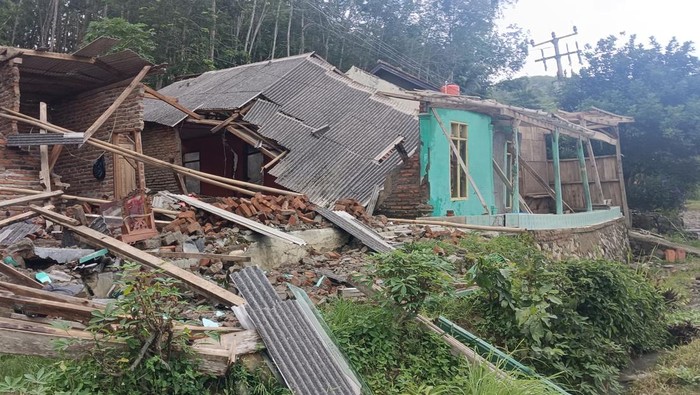1765904719041-kondisi-rumah-warga-yang-hancur-di-kecamatan-bantargadung-1765877692637_169