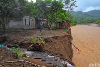 1765904719532-kondisi-bangunan-di-kampung-sawah-sukabumi-1765875349268_169