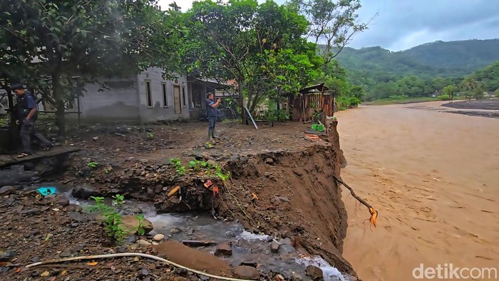 1765904719532-kondisi-bangunan-di-kampung-sawah-sukabumi-1765875349268_169