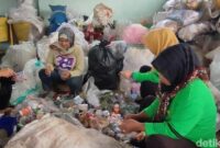 1765926270158-warga-dan-pengelola-bank-sampah-kartini-ciamis-sedang-memilah-sampah-1753763983425_169